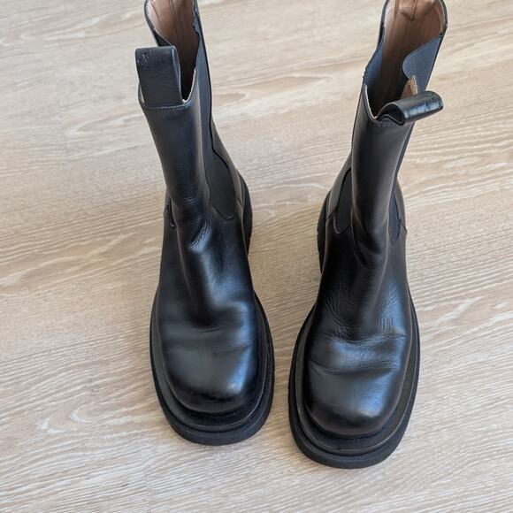 Bottega Veneta Lug Chelsea Leather Biker Black Ankle Boots, size 39/ US 9 - Picture 2 of 11